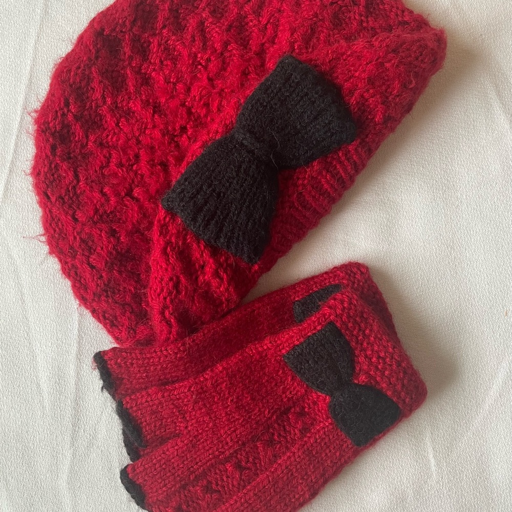 Matching beret and fingerless gloves